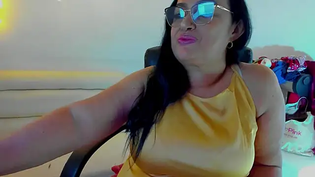 Snapshot of GiaNahomi chatting on January 3, 2025, 3:49 am GiaNahomi online show from January 3, 2025, 3:49 am