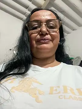 Snapshot of GiaNahomi chatting on January 4, 2025, 2:35 am GiaNahomi online show from January 4, 2025, 2:35 am