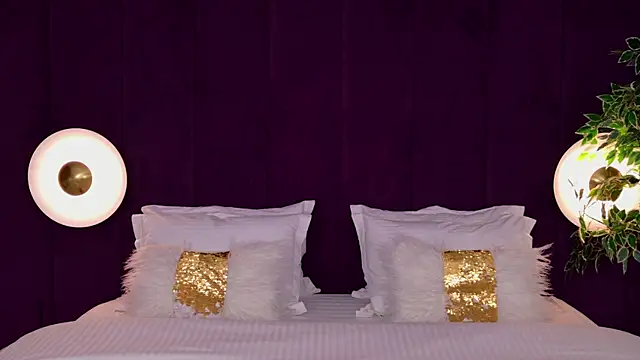 milaleoneli online show from October 9, 2025, 2:48 pm