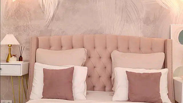 Snapshot of milaleoneli chatting on March 24, 2026, 2:33 pm milaleoneli online show from March 24, 2026, 2:33 pm