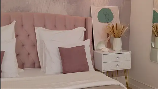 milaleoneli online show from June 20, 2026, 2:53 pm