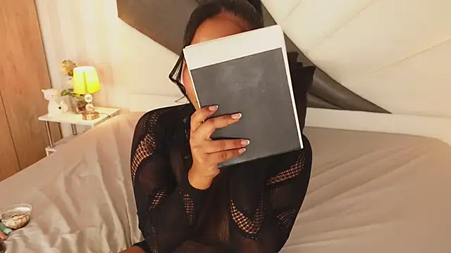 IzzyyBeelmonth online show from December 23, 2024, 1:40 am