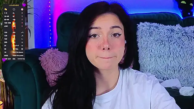 Snapshot of AveryWillow chatting on March 8, 2026, 11:52 pm AveryWillow online show from March 8, 2026, 11:52 pm