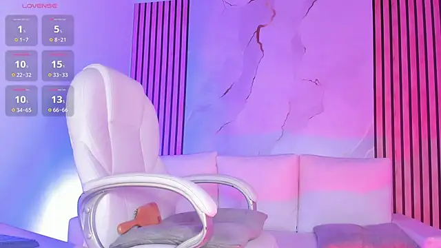 MiaCavallii  online show from September 18, 2025, 4:03 am