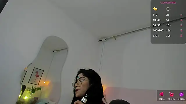 Snapshot of naomiii__ chatting on October 16, 2025, 12:06 pm naomiii   online show from October 16, 2025, 12:06 pm