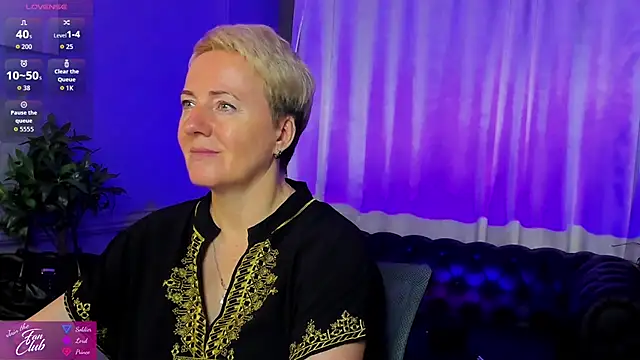 Snapshot of Nika_Smit chatting on September 19, 2025, 4:58 am Nika Smit online show from September 19, 2025, 4:58 am