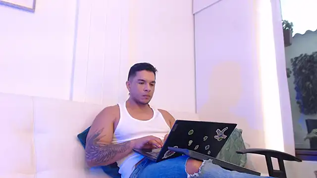 Snapshot of estebandelouis chatting on March 5, 2025, 2:34 pm estebandelouis online show from March 5, 2025, 2:34 pm