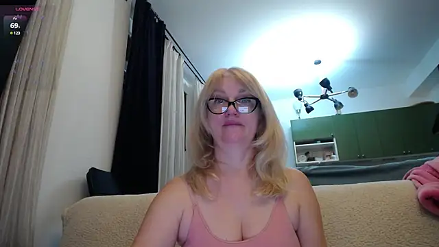 Blond Woman online show from January 17, 2025, 8:33 pm