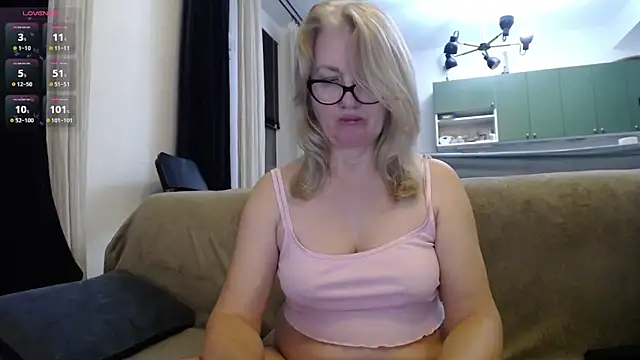 Blond Woman online show from February 9, 2025, 9:49 pm