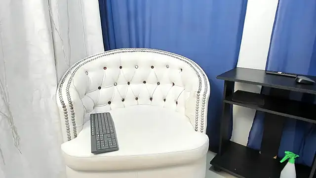 Analia18  online show from December 11, 2024, 5:59 pm