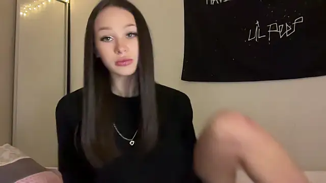 Snapshot of ur_molly chatting on October 31, 2025, 12:17 pm ur molly online show from October 31, 2025, 12:17 pm