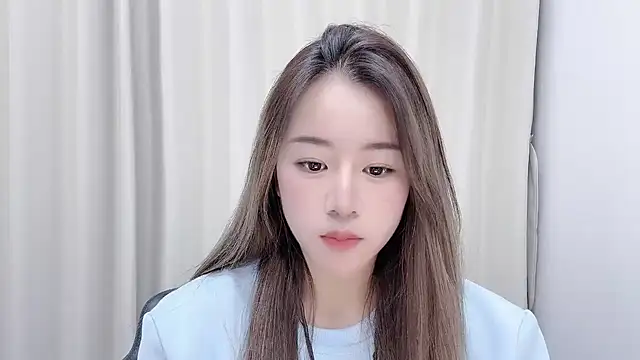 chloe-01 online show from December 29, 2024, 12:23 pm