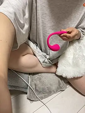 mochi mo chi  online show from October 29, 2025, 3:47 pm