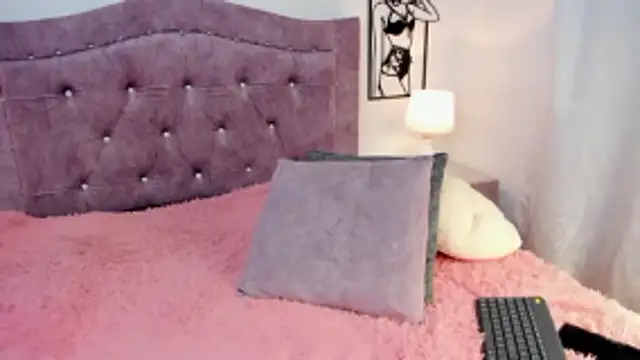 LunaSmitt online show from December 18, 2025, 1:55 am