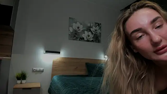 chloewallace online show from December 2, 2024, 10:01 pm