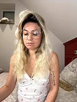 carlaaa online show from November 4, 2025, 9:14 pm