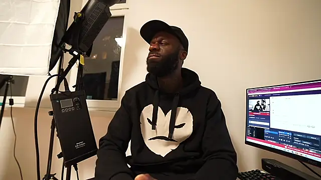 MacTroy online show from December 4, 2024, 3:43 pm