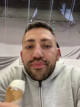 Snapshot of JuanZapata33 chatting on January 3, 2025, 10:51 pm JuanZapata33 online show from January 3, 2025, 10:51 pm