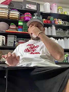 Snapshot of JuanZapata33 chatting on January 21, 2025, 6:34 pm JuanZapata33 online show from January 21, 2025, 6:34 pm