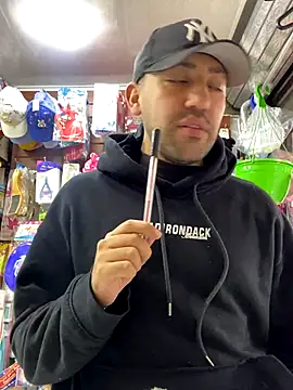 JuanZapata33 online show from November 26, 2025, 9:16 pm