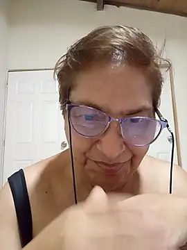 florecita69 online show from November 14, 2025, 2:16 pm