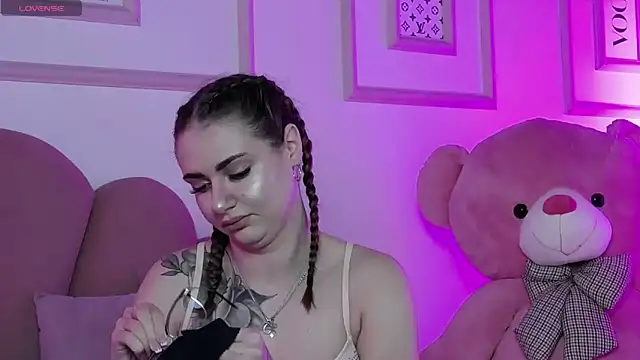 Snapshot of Abby__White chatting on September 28, 2025, 4:01 pm Abby  White online show from September 28, 2025, 4:01 pm