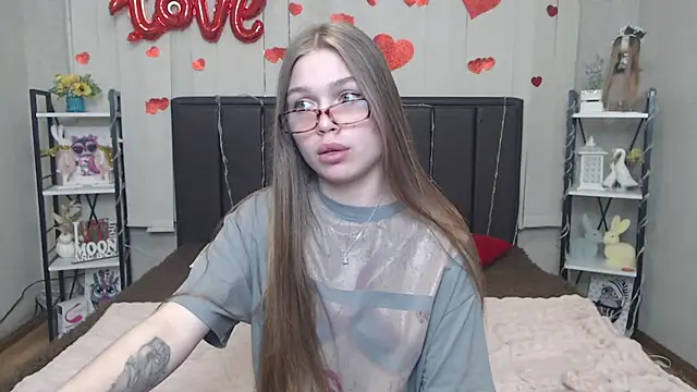 LaraPika online show from May 7, 2026, 5:02 am
