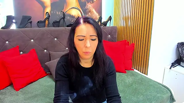 Snapshot of LauraSin chatting on February 19, 2026, 6:59 pm LauraSin online show from February 19, 2026, 6:59 pm