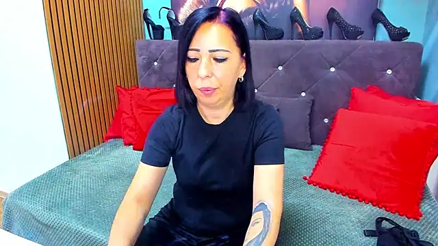 LauraSin online show from July 16, 2026, 3:23 am
