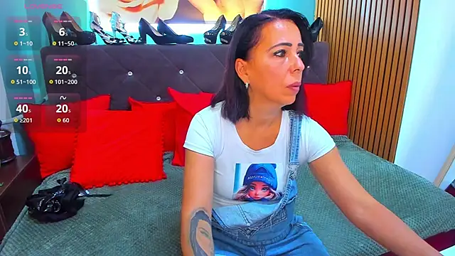 LauraSin online show from August 9, 2026, 3:44 am