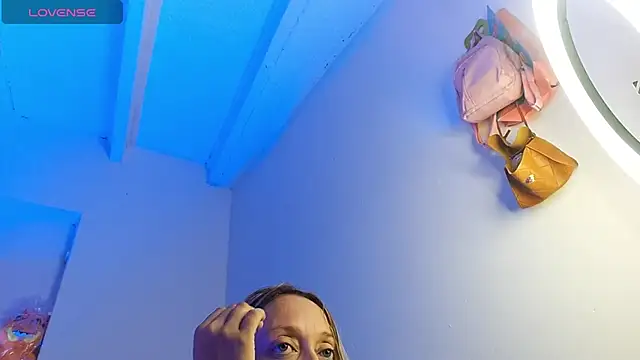 emma collson online show from December 3, 2025, 8:51 pm