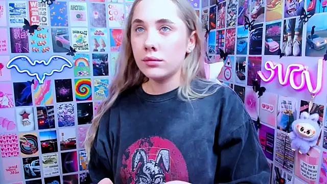 MiaMilas online show from March 19, 2026, 3:49 pm