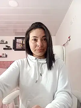 emmaroxi online show from February 21, 2025, 7:32 pm
