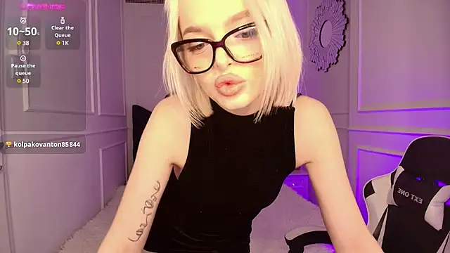horny blondiee online show from December 27, 2024, 11:39 am