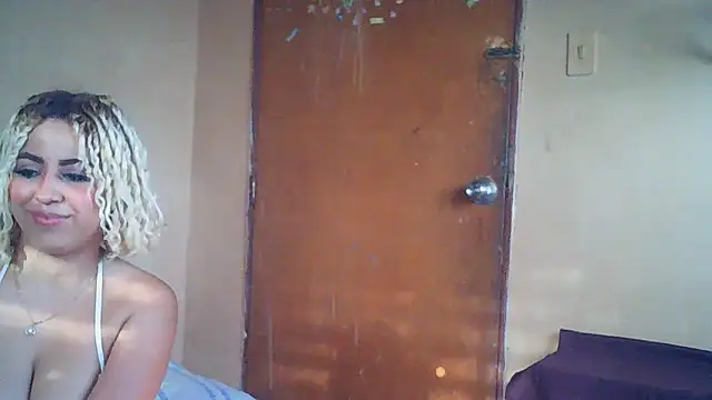 Snapshot of Lucy_White__ chatting on March 1, 2026, 9:17 pm Lucy White online show from March 1, 2026, 9:17 pm