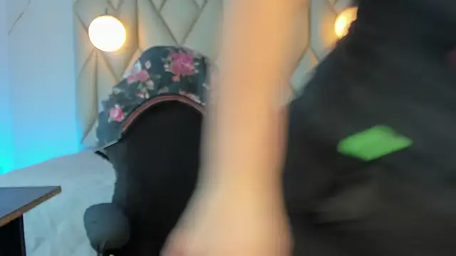 angelswets online show from December 3, 2025, 1:53 pm