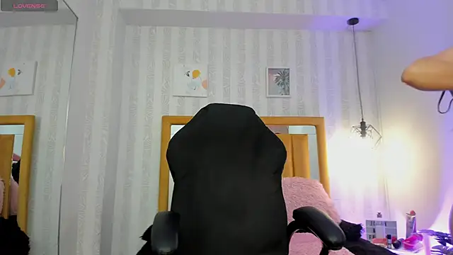 Snapshot of pettit_courtny chatting on September 30, 2025, 8:03 pm pettit courtny online show from September 30, 2025, 8:03 pm