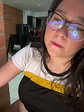 Snapshot of CinnamonCookiez chatting on December 20, 2024, 3:25 am CinnamonCookiez online show from December 20, 2024, 3:25 am