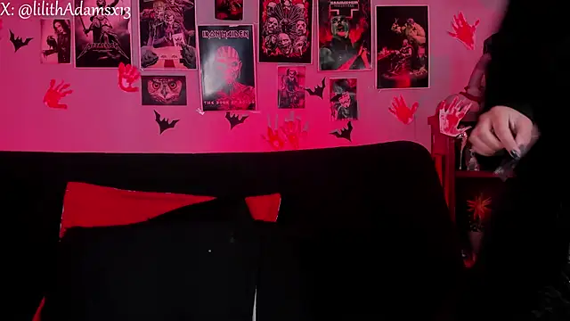 lilith-deveraux online show from November 10, 2025, 1:32 pm