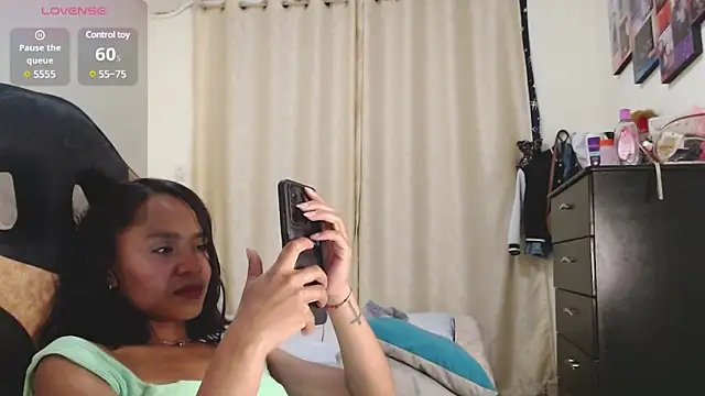 Snapshot of Samary_thomas chatting on December 22, 2024, 2:17 am Samary thomas online show from December 22, 2024, 2:17 am