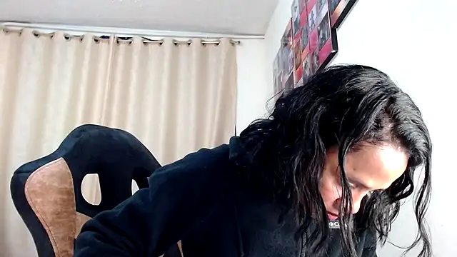 Snapshot of Samary_thomas chatting on March 1, 2025, 12:07 am Samary thomas online show from March 1, 2025, 12:07 am