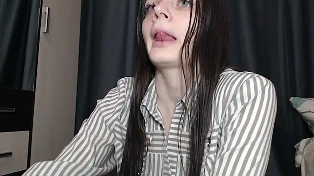 Snapshot of Effi_18 chatting on October 24, 2025, 6:48 pm Effi 18 online show from October 24, 2025, 6:48 pm