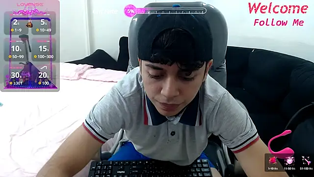 Snapshot of DamiBright chatting on March 12, 2025, 6:33 pm DamiBright online show from March 12, 2025, 6:33 pm