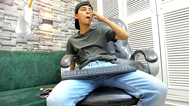 Snapshot of DamiBright chatting on October 7, 2025, 6:05 pm DamiBright online show from October 7, 2025, 6:05 pm