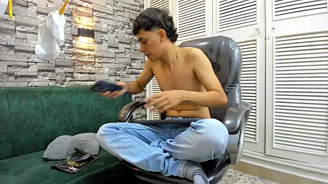 Snapshot of DamiBright chatting on October 9, 2025, 5:55 pm DamiBright online show from October 9, 2025, 5:55 pm