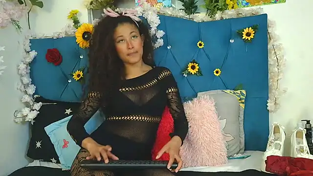 Milkdulce1 online show from May 12, 2026, 2:03 pm