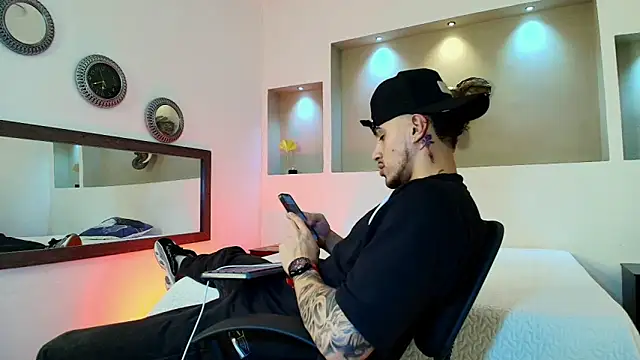 austin collinss online show from January 25, 2025, 4:13 am