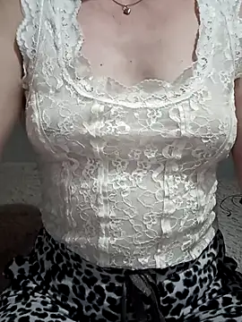 Snapshot of NEW_CRYSTAL chatting on November 3, 2025, 8:37 am NEW CRYSTAL online show from November 3, 2025, 8:37 am