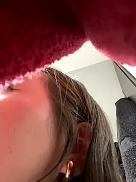 Im Valen Cute online show from November 11, 2025, 7:30 am