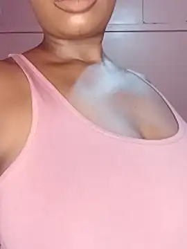 Luciouslips00 online show from May 8, 2026, 6:35 pm